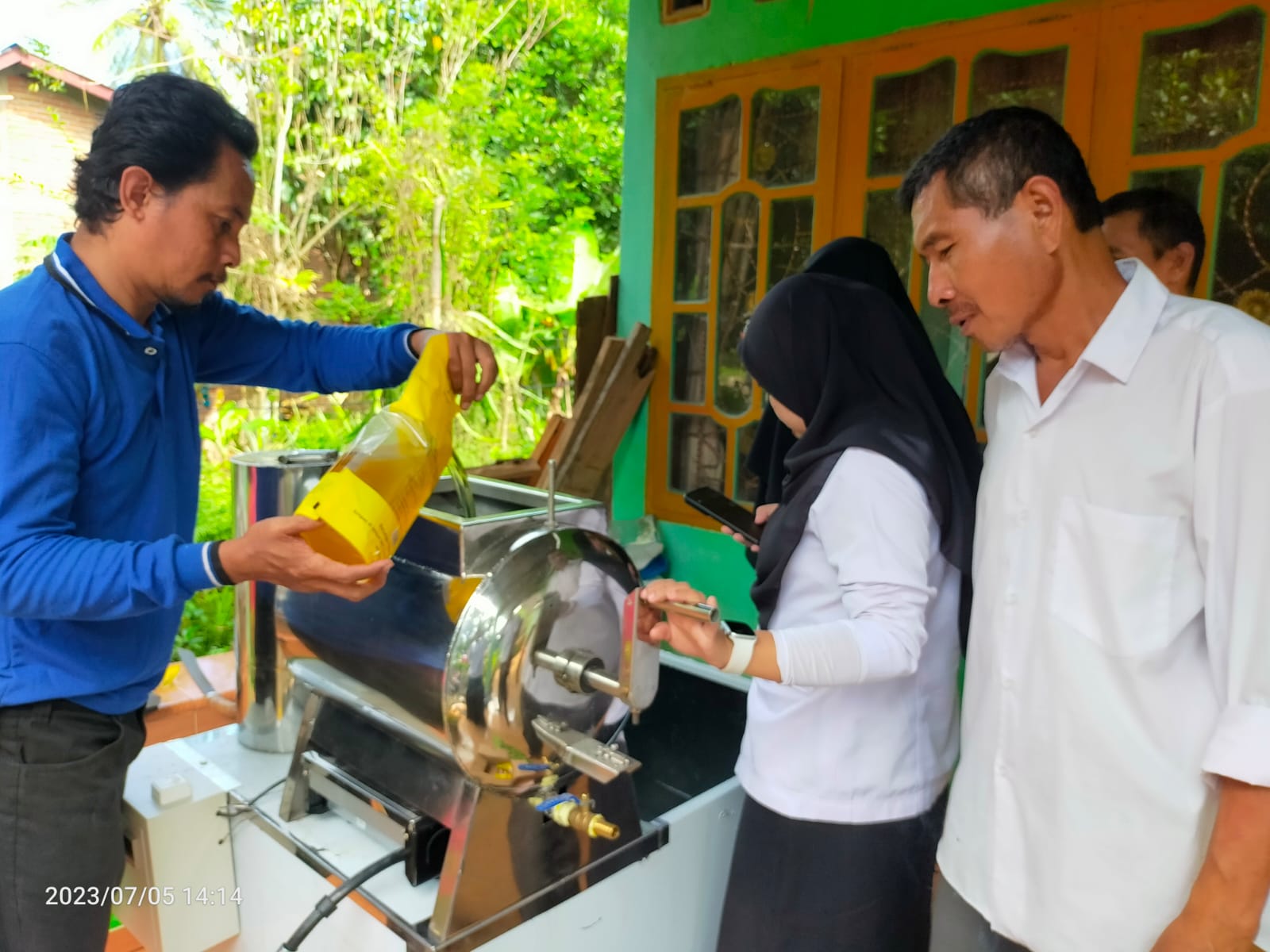 Penyuluh Pertanian Rilau Ale Demonstrasi Penggunaan Vacum Frying di Karama