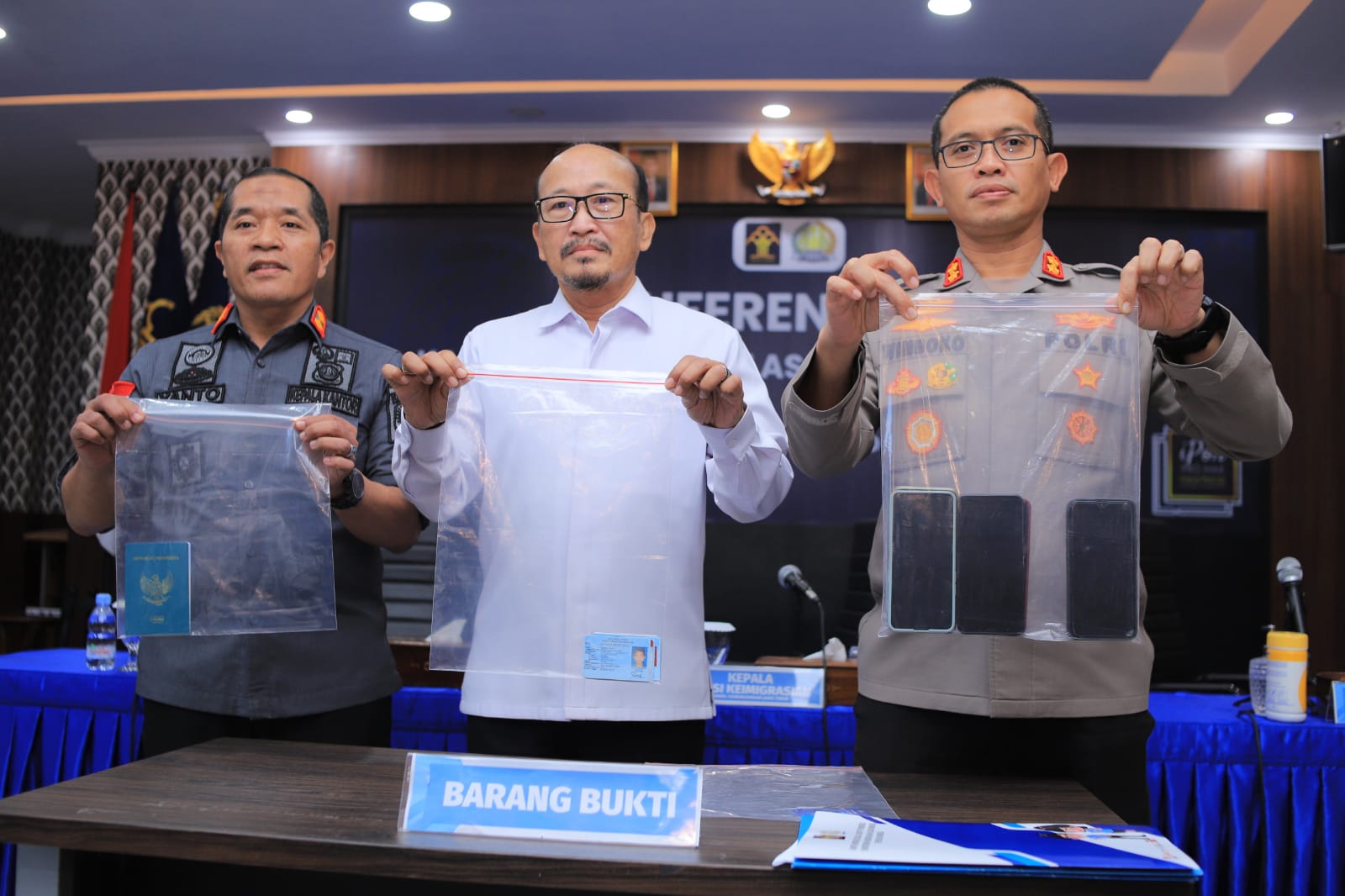 Petugas pamerkan barang bukti milik pelaku di Ponorogo