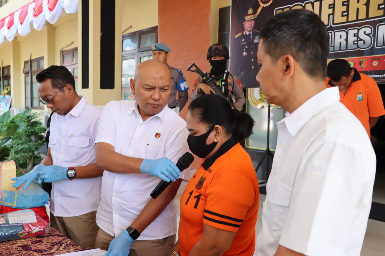 Emak emak yang diamankan Polres Magetan terkait perdagangan orang