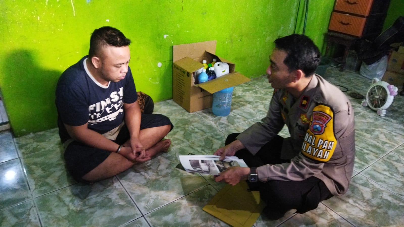 Kapolsek Simokerto dan Ojol yang motornya ditemukan