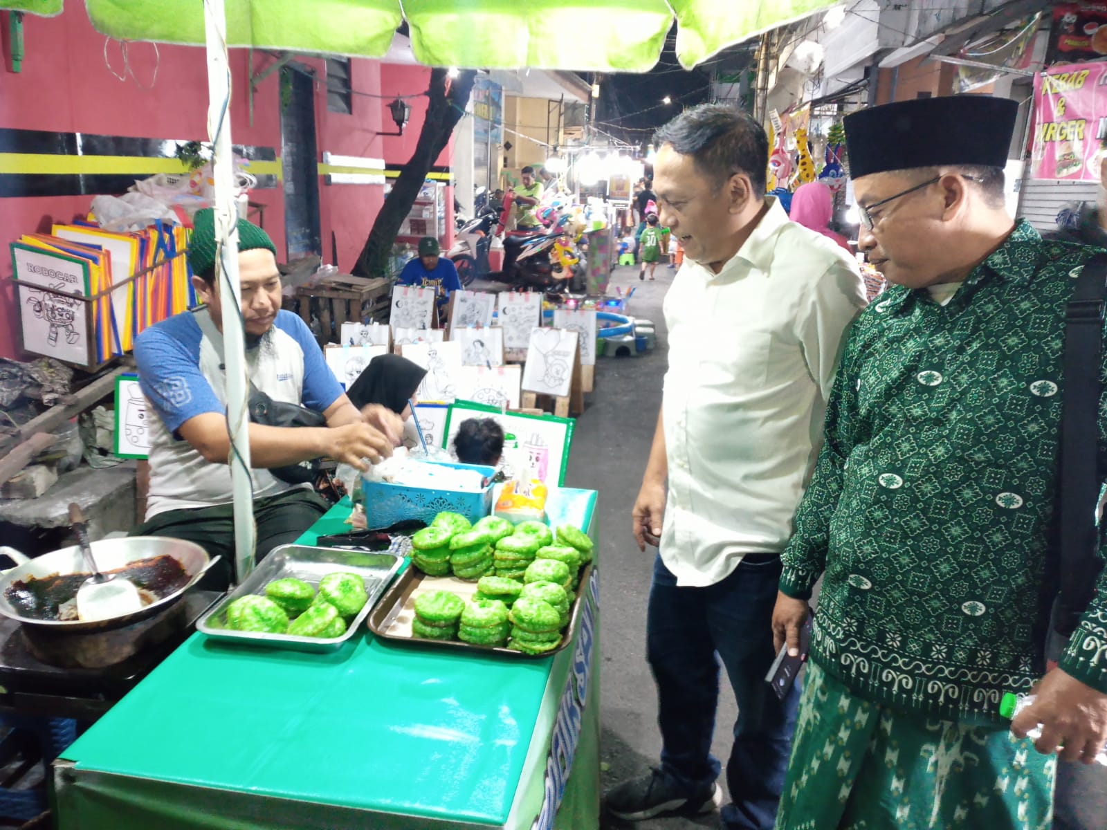 Wakil ketua komisi B DPRD Surabaya Anas Karno Saat Menghadiri Bazar UMKM 
