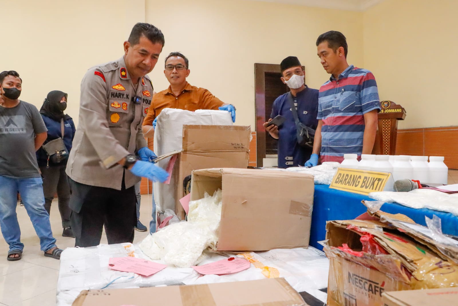 Kompol Hari Kurniawan pamerkan barang bukti yang disita Polres Jombang