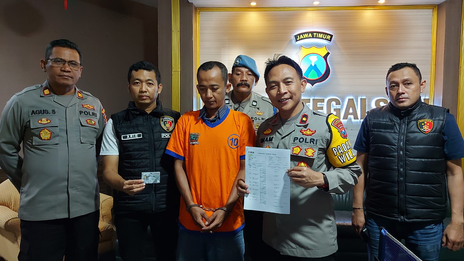 Pelaku penipuan diapit Kapolsek dan Kanit Tegalsasi Surabaya