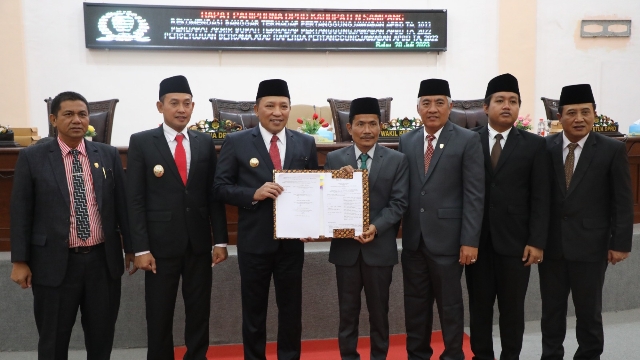 Bupati dan Wakil Bupati Sampang Hadiri Rapat Paripurna DPRD