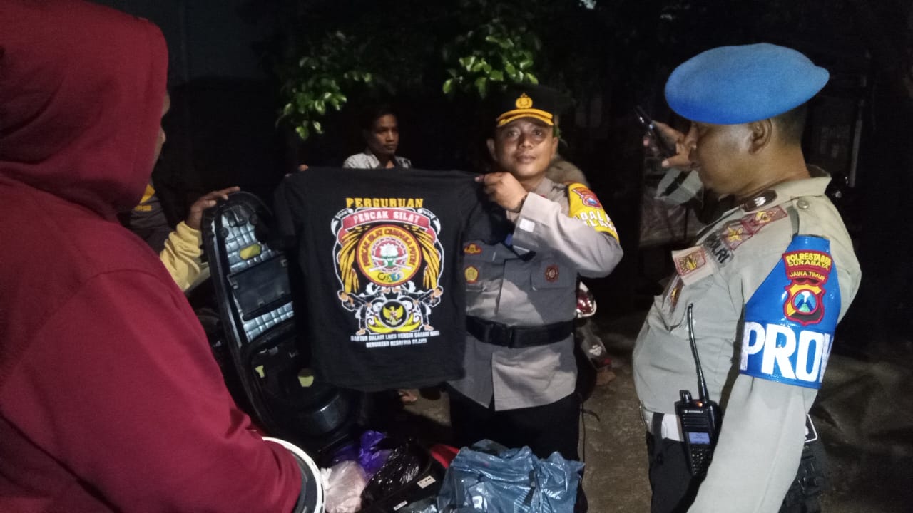 Kapolsek Tambaksari Kompol Ari Bayuaji tunjukan kaos yang dipakai pemuda yang terjaring