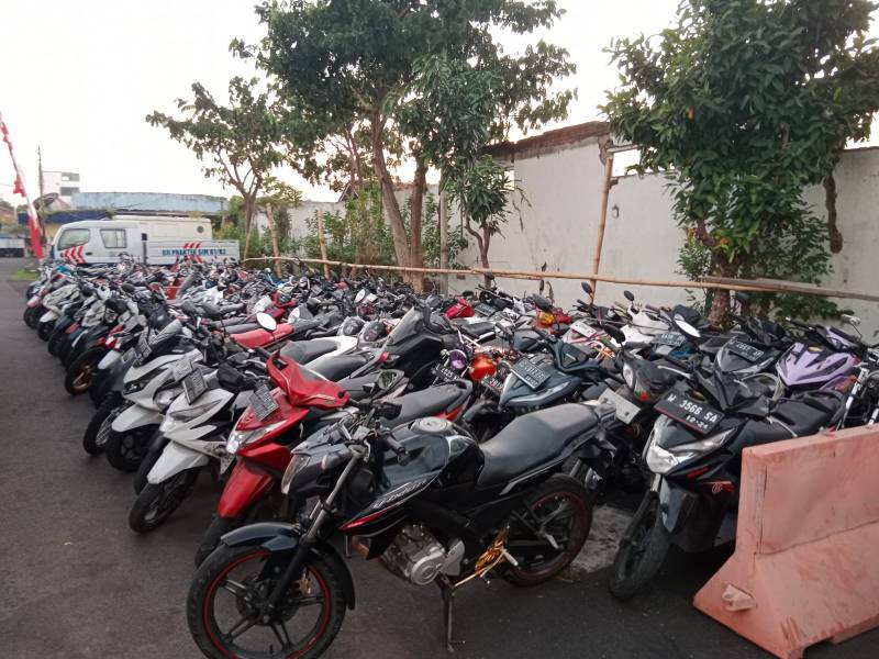 Ratusan kendaraan yang dikandangkan oleh Satlantas Polrestabes Surabaya