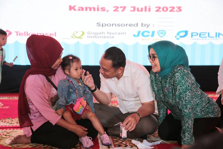 Wali Kota Surabaya Eri Cahyadi bersama Ketua Tim Penggerak (TP) PKK Surabaya Rini Indriyani
