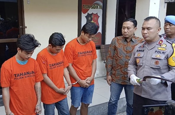 Kapolsek Sukolilo Kompol M Soleh pamerkan tiga begal diakses Merr