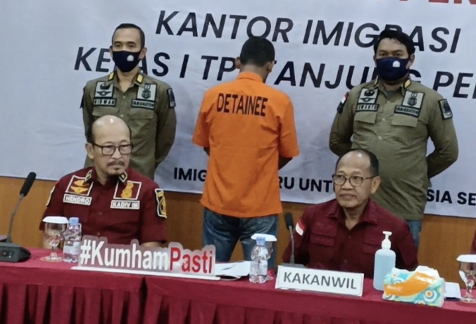 Kepala Kanwil Kemenkumham Jatim Imam Jauhari pamerkan WN Malaysia 
