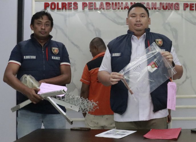 Kasat Reskrim pamerkan barang bukti di Polres Tanjung Perak Surabaya 