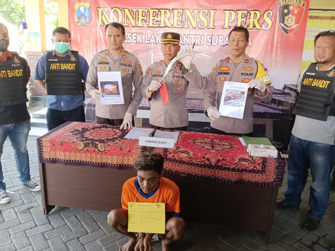 Pelaku dipamerkan Kapolsek Lakarsantri dan Kasubag Humas Polrestabes Surabaya 