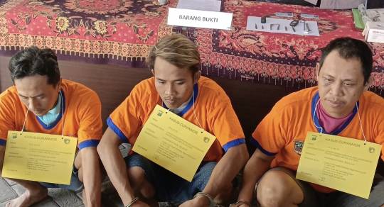  Tiga pelaku yang salah satunya mengaku anggota polisi di Polsek LakarSantri Surabaya