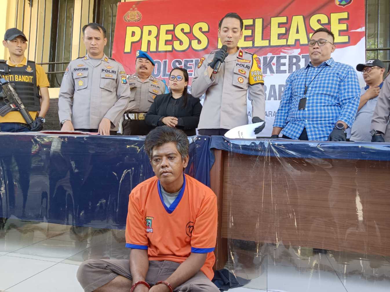 Pelaku penipuan online di Polsek Simokerto Surabaya