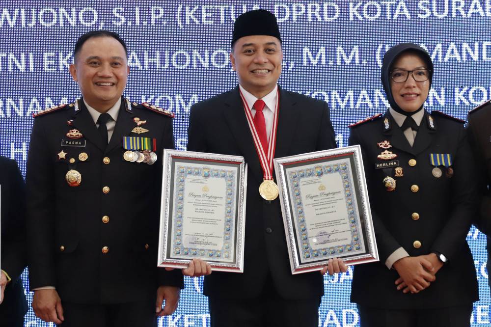 Wali Kota Surabaya Eri Cahyadi mendapat dua penghargaan dari Kepolisian.