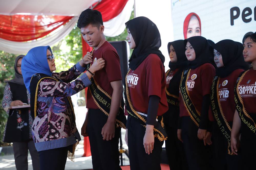 Pemkot Surabaya bersama Bunda Genre Rini Indriyani melaunching kegiatan “Bahas Genre Bareng Pemuda Surabaya