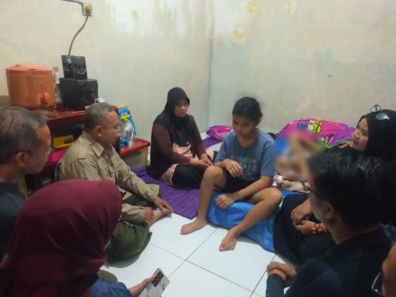 Jajaran Pemkot Surabaya saat berkunjung ke rumah keluarga Cyntya, 