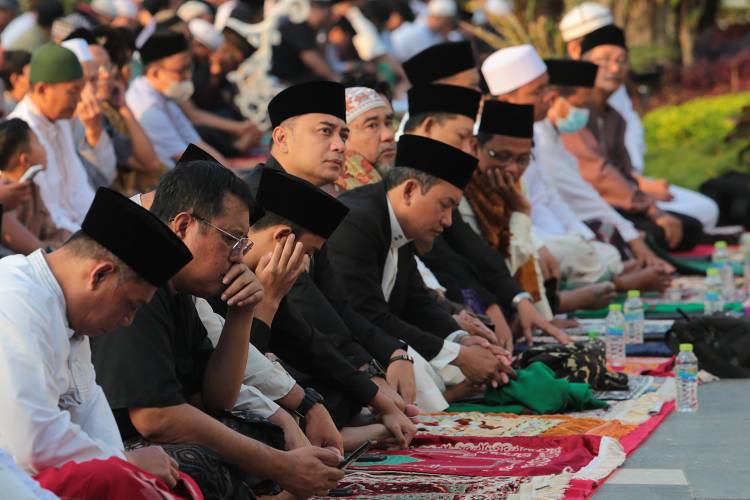 Wali Kota Surabaya Eri Cahyadi Saat Sholat Idul Adha di Taman Surya