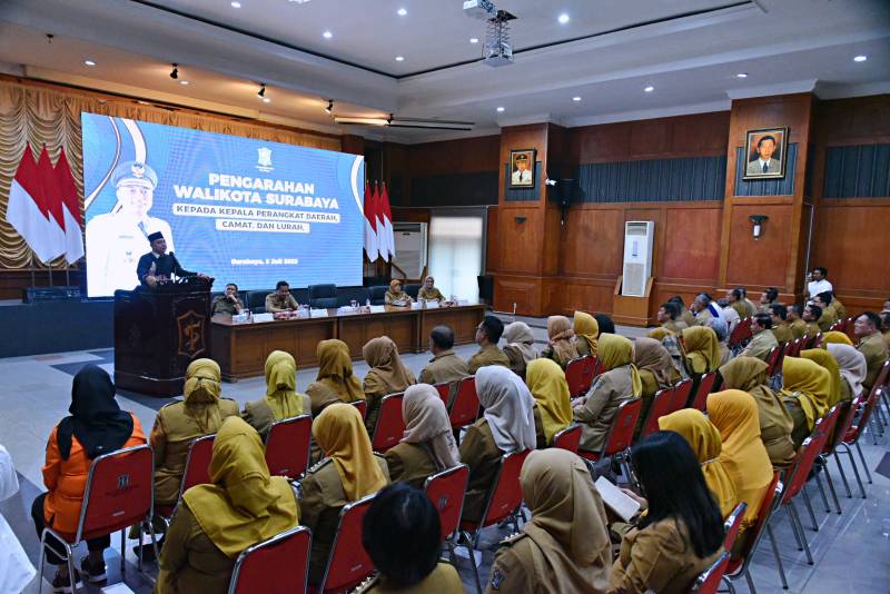 Wali kota Surabaya Eri Berikan pengarahan pada Camat dan lurah 