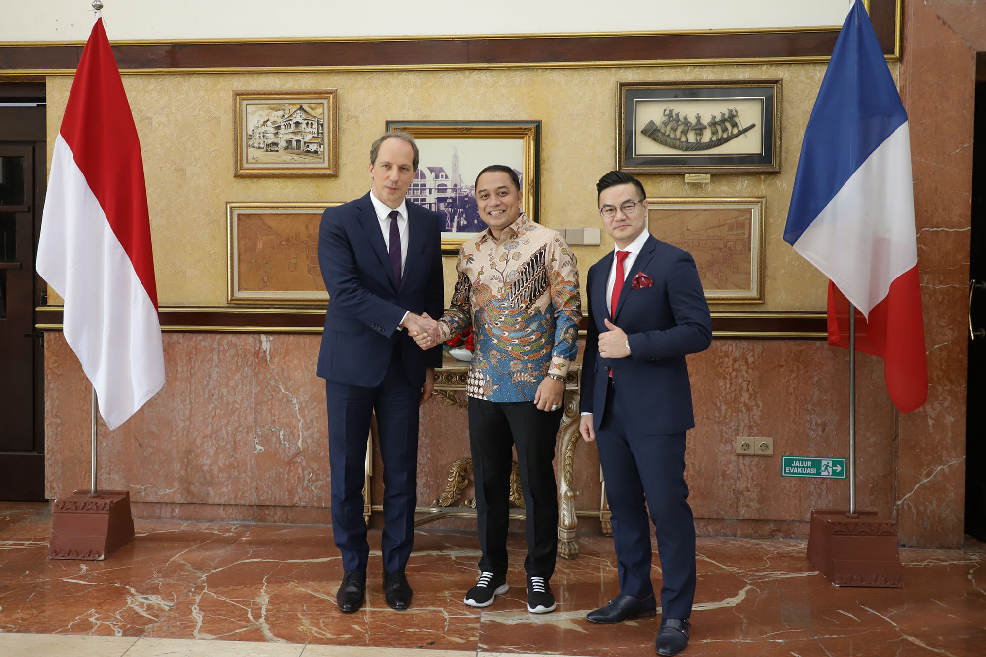 Dubes Prancis bersama Wali kota Surabaya 