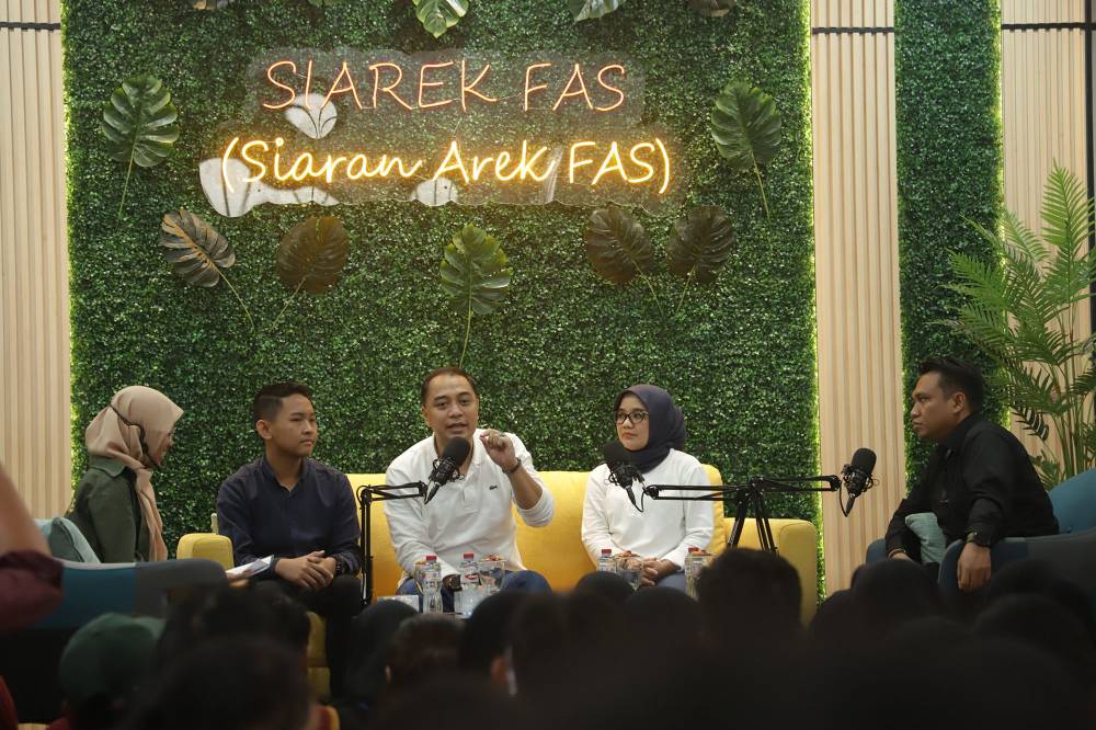 Wali Kota Surabaya Eri Cahyadi meresmikan Podcast Siaran Arek Forum Anak Surabaya 
