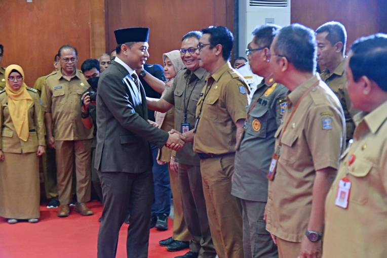Wali Kota Surabaya Eri Cahyadi kembali melakukan rotasi dan mutasi pejabat Pemkot Surabaya di Graha Sawunggaling
