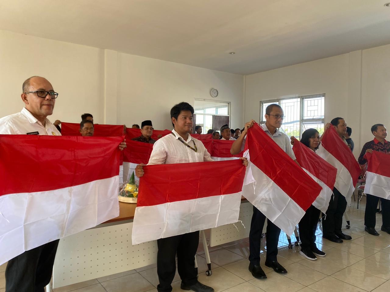 Pemkot Surabaya Ajak Eks Napiter Bagi-Bagi Bendera Merah Putih