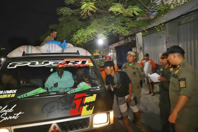 Satpol PP Surabaya Rutin Tertibkan PKL Di Kawasan Pasar Keputran 