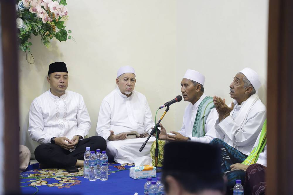 Wali Kota Surabaya Eri Cahyadi menghadiri Haul Masyayikh
