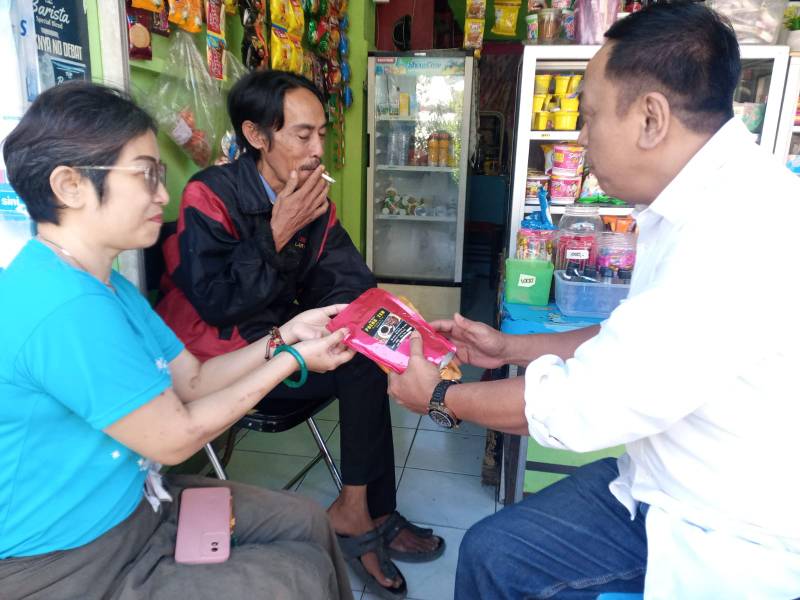 Wakil ketua komisi B Anas Karno Saat Membagikan Kopi Bubuk Produksi UMKM 