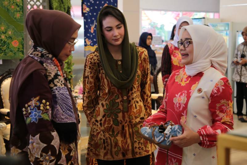 Istri Wapres RI Borong Produk UMKM di Surabaya Kriya Gallery