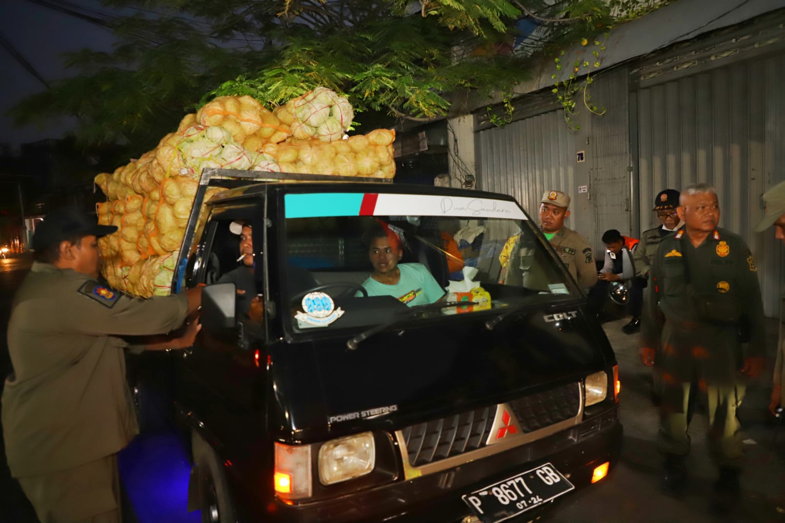 Satpol PP Surabaya Halau PKL yang Berjualan di Trotoar dan Badan Jalan