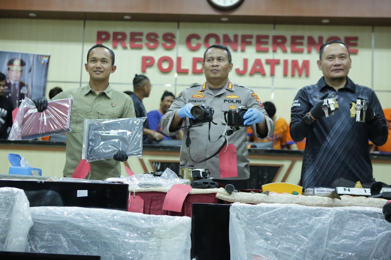 Kabid Humas Polda Jatim Kombes Pol Dirmanto yang didampingi Wadirreskrimsus Polda Jatim AKBP Piter Yanottama dan Kasubdit III Jatanras Polda Jatim AKBP Lintar Mahardhono