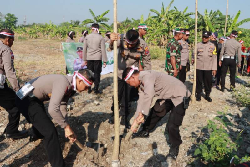 HUT RI ke-78, Polisi Tanam Pohon Serentak