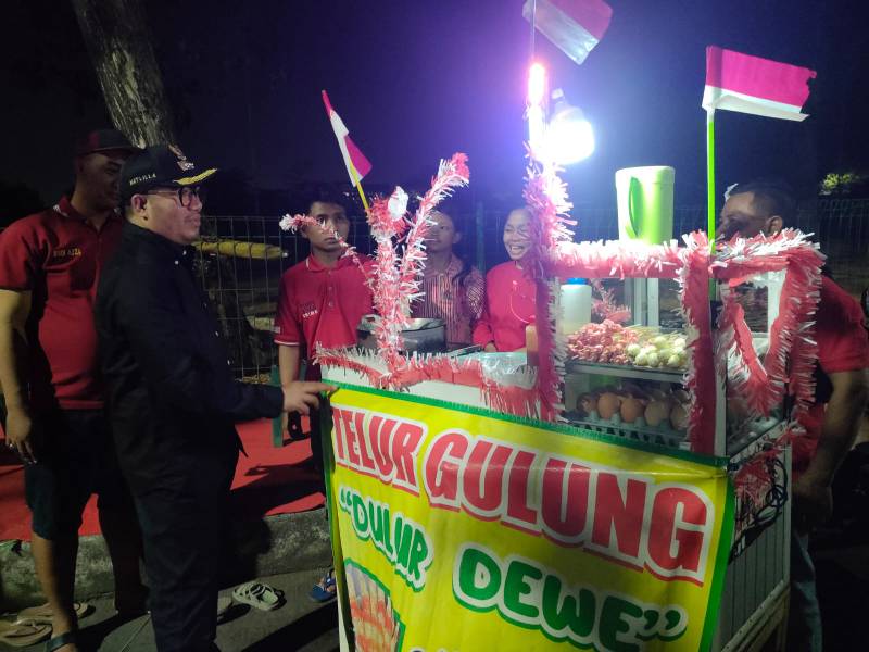 Lomba hias rombong peringati HUT RI ala PKL Lesehan Suramadu