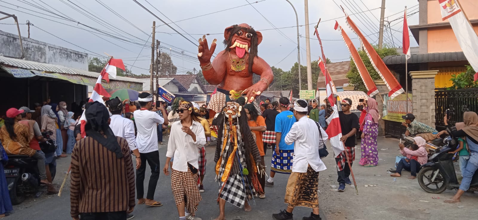 Ogoh Ogoh Pulau Dewata Ramaikan Pawai Budaya di Desa Menganto Jombang