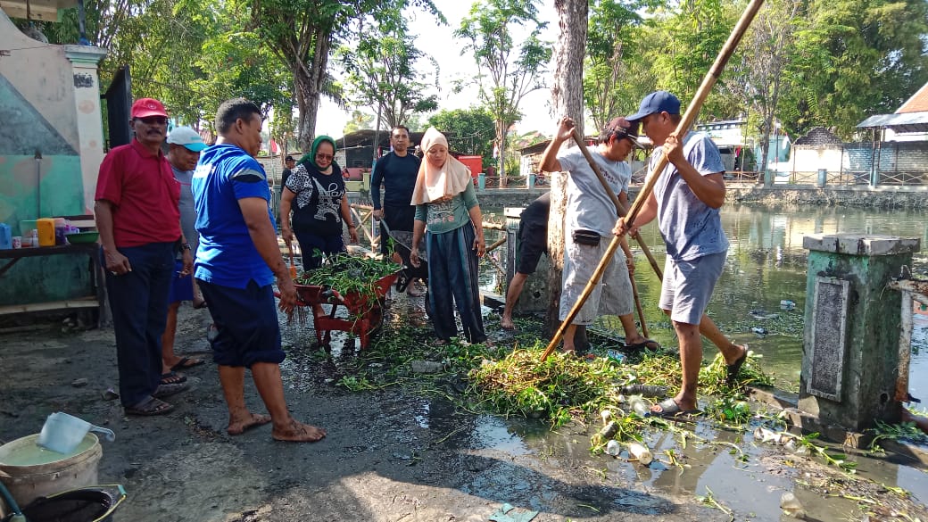 Warga Gotong Royong Bersihkan Kolam Aji Gunung 