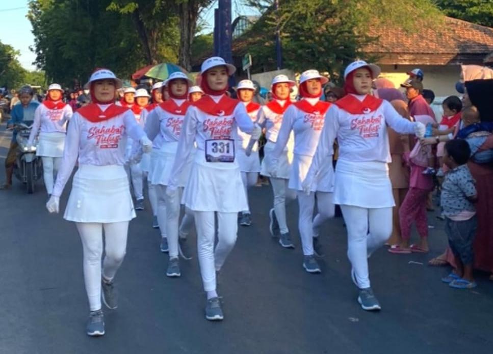 Tim Senam "Sahabat Tulus" meriahkan Lomba Gerak Jalan Bupati Cup 2023.