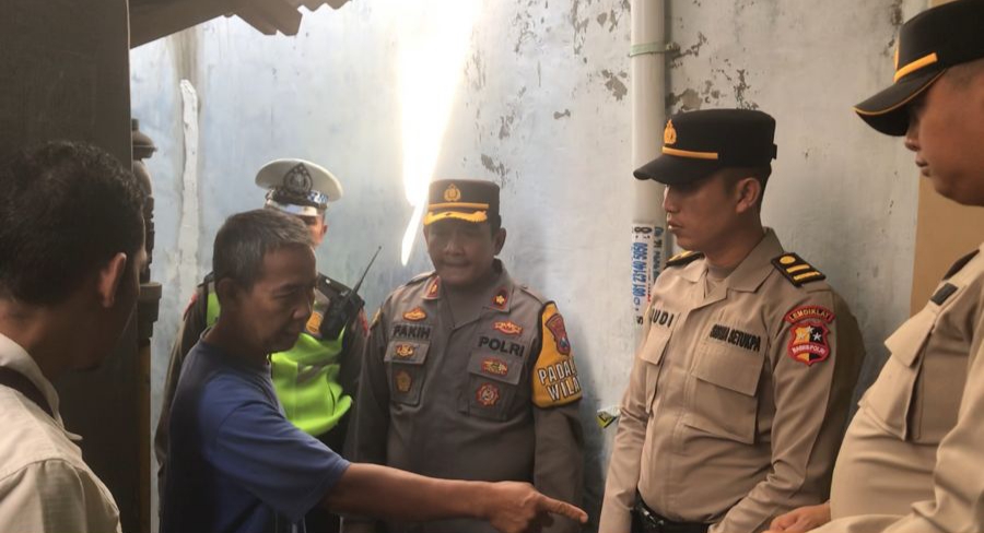 Kapolsek Rungkut di lokasi kejadian Pembacokan 