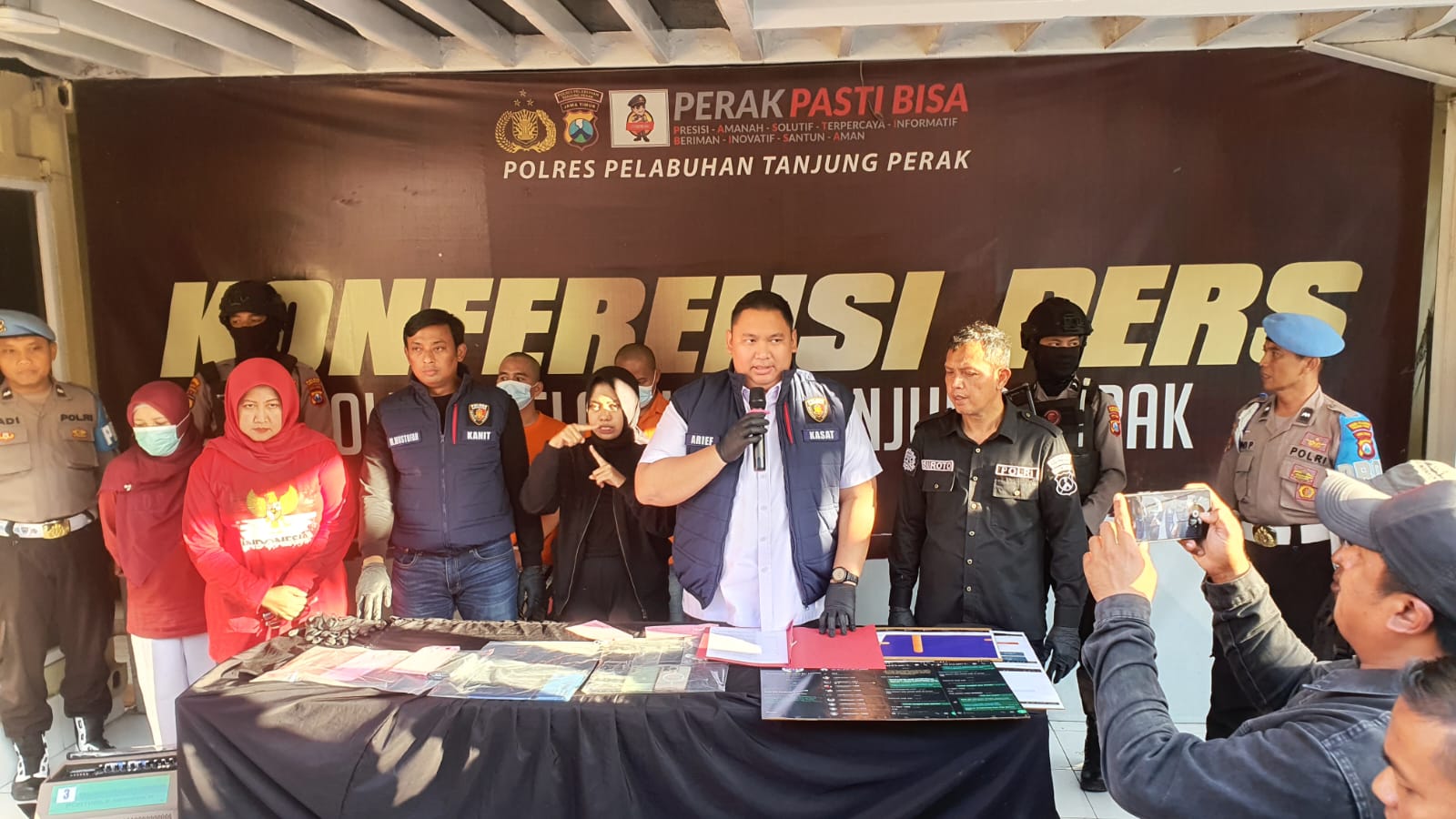 Polisi Pamerkan pelaku pembobol rekening Bank
