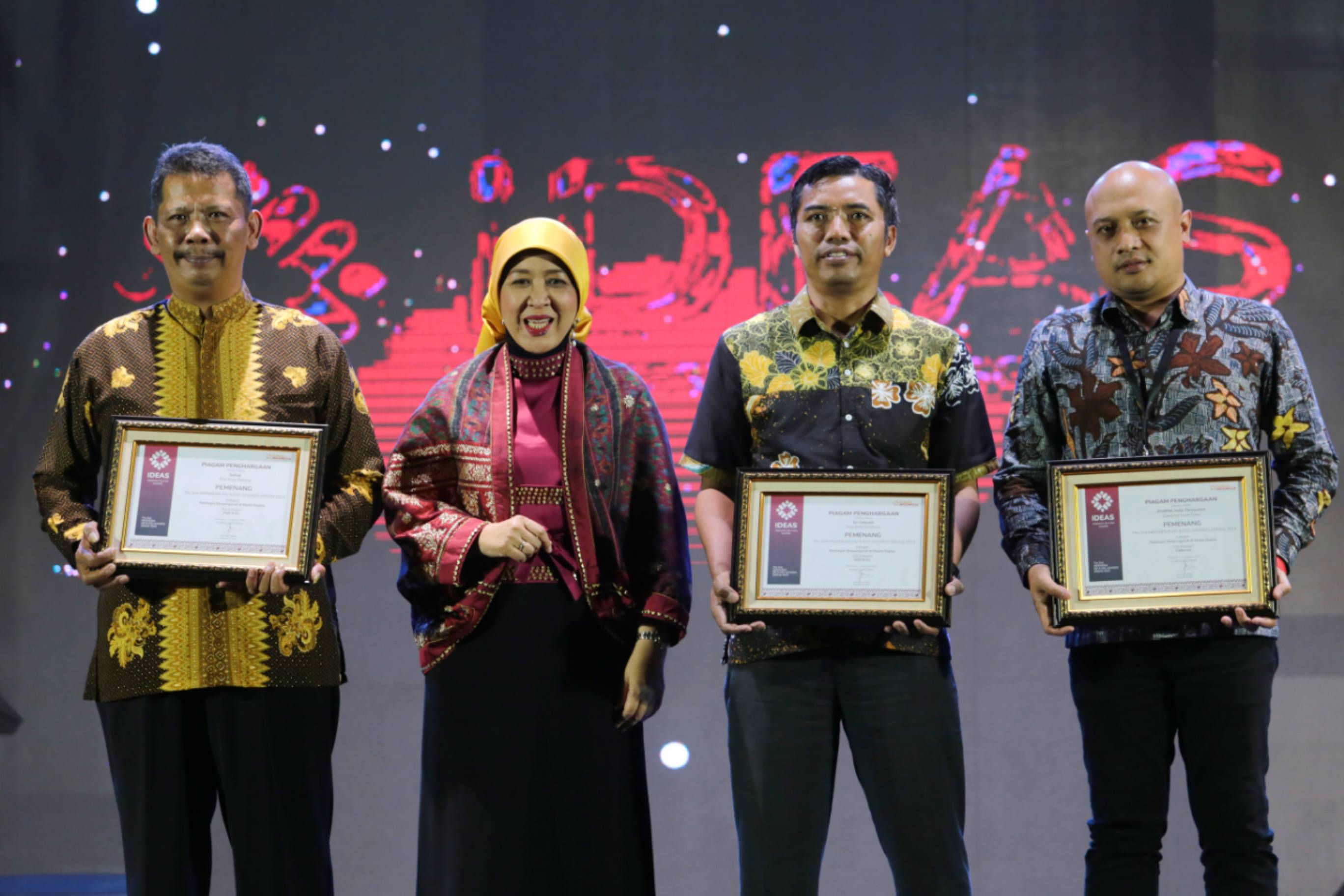 Wali Kota Surabaya Eri Cahyadi meraih penghargaan kategori sebagai Pemimpin Berdampak di Media Digital 2023. 