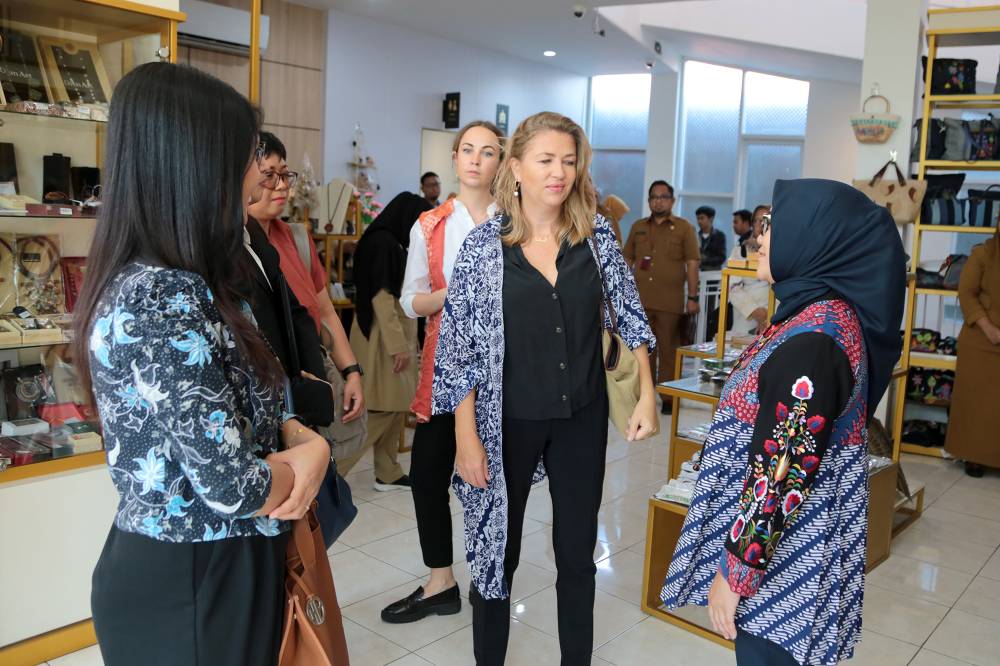 Ketua Dekranasda Surabaya Bahas Pengembangan Kawasan Dolly Bersama Perwakilan Kedubes Inggris