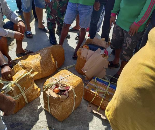 Barang Mencurigakan Dalam Jerigen Hitam Dibawa ke Polres Buru