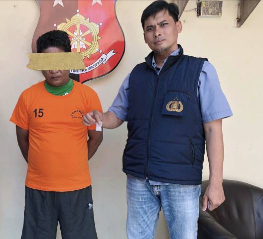 Tersangka sabu didampingi petugas Polsek Genteng 