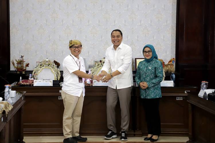 Wali Kota Surabaya Eri Cahyadi bersama Ketua TP PKK Surabaya Rini Indriyani Eri Cahyadi