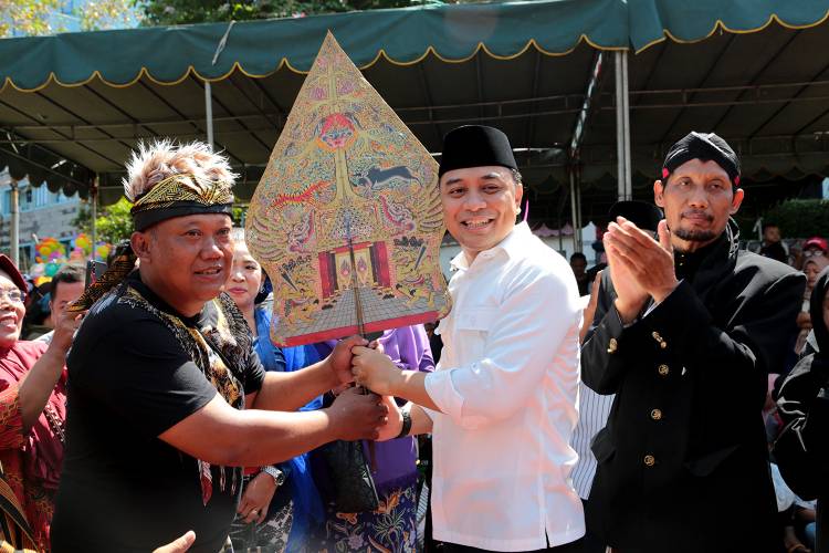 Wali Kota Surabaya Eri Cahyadi mengadiri gelaran Sedekah Bumi Kampung Ngesong 
