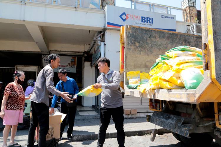 Pemkot Surabaya Kembali Gelontorkan 14 Ton Beras 