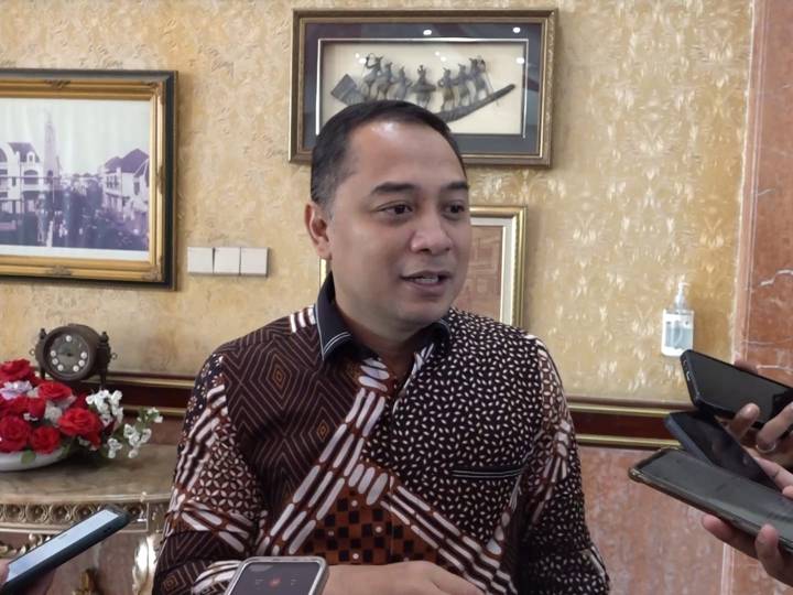 Wali Kota Eri di Balai Kota Surabaya