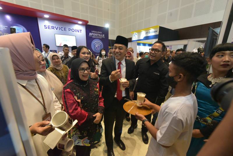 Wali Kota Surabaya Eri Cahyadi secara resmi membuka Surabaya Great Expo (SGE) 2023 