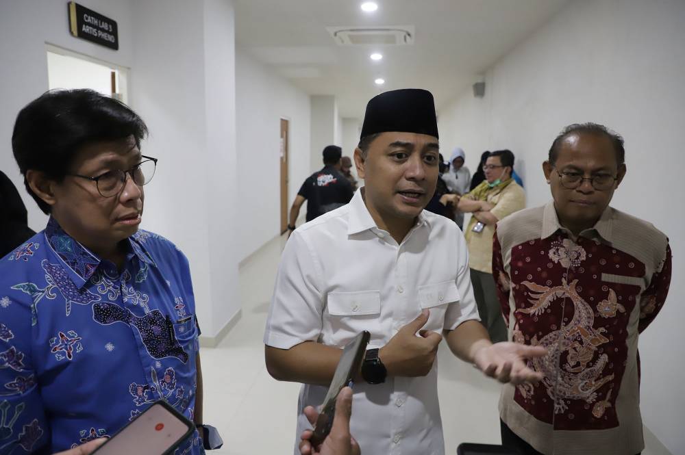 Wali Kota Eri menyampaikan, bagi warga Kota Surabaya yang membutuhkan penanganan medis, bisa langsung datang ke RSUD Soewandhie