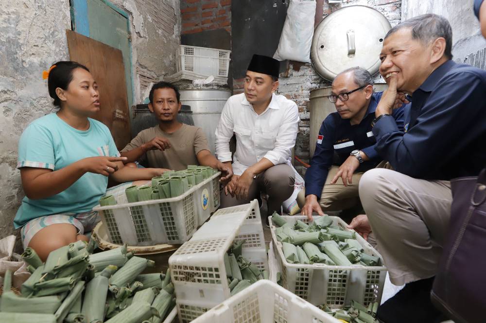 Wali Kota Surabaya Eri Meninjau Kampung Lontong Di Dampingi Dirjen ESDM 